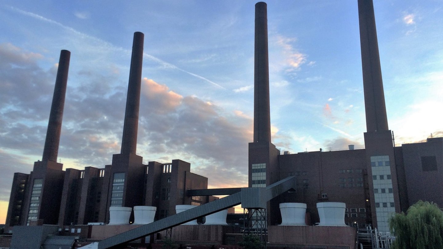 Die vier Schornsteine des VW-Kraftwerkes sind die Kathedrale der Autostadt. Die beiden rechten arbeiten noch. Links wird gefeiert. Die vier Schornsteine des VW-Kraftwerkes sind die Kathedrale der Autostadt. Die beiden rechten arbeiten noch. Links wird gefeiert.