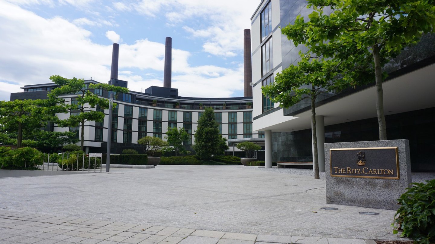 Auch das Fünfsterne-Hotel Ritz Carlton Wolfsburg wird von den Türmen des Kraftwerks überragt. Auch das Fünfsterne-Hotel Ritz Carlton Wolfsburg wird von den Türmen des Kraftwerks überragt.