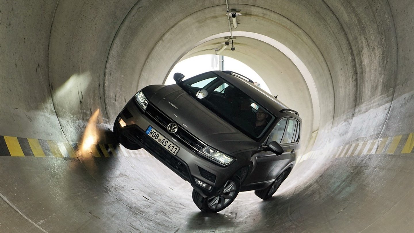 Mit dem Tiguan schräg durch eine Röhre zu schleichen ist eine spaßige Erfahrung. Mit dem Tiguan schräg durch eine Röhre zu schleichen ist eine spaßige Erfahrung.