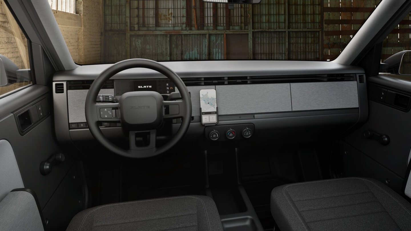 Auf ein eigenes Infotainment-System verzichtet das Auto von Slate. Auf ein eigenes Infotainment-System verzichtet das Auto von Slate.