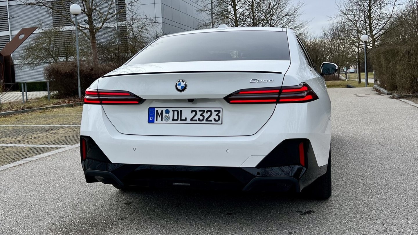 Der Testwagen hat fast alle Extras, nur die Farbe Alpinweiß ist gratis. Der Testwagen hat fast alle Extras, nur die Farbe Alpinweiß ist gratis.