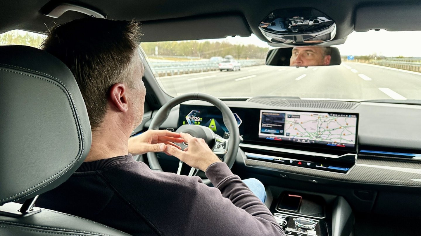 Auf der Autobahn kann man bis 130 km/h die Hände vom Lenkrad nehmen. Auf der Autobahn kann man bis 130 km/h die Hände vom Lenkrad nehmen.