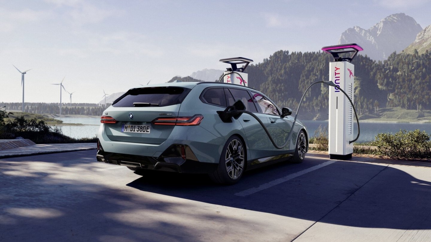 Den elektrischen i5 kann man mit maximal 205 kW Leistung laden. Den elektrischen i5 kann man mit maximal 205 kW Leistung laden.