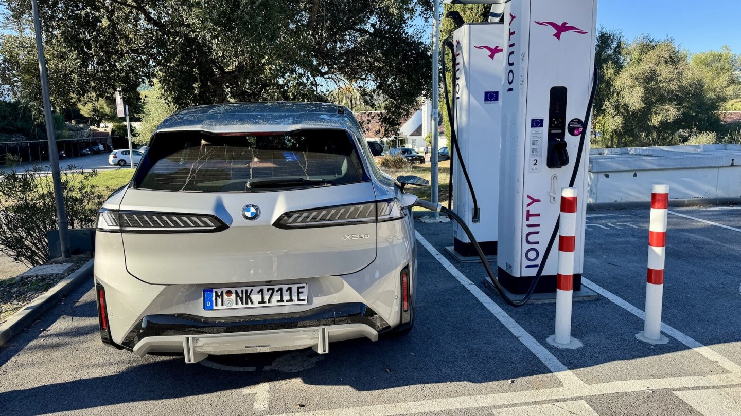 Trotz eines hohen SoC von 45 Prozent kletterte die Ladeleistung direkt auf 321 kW.