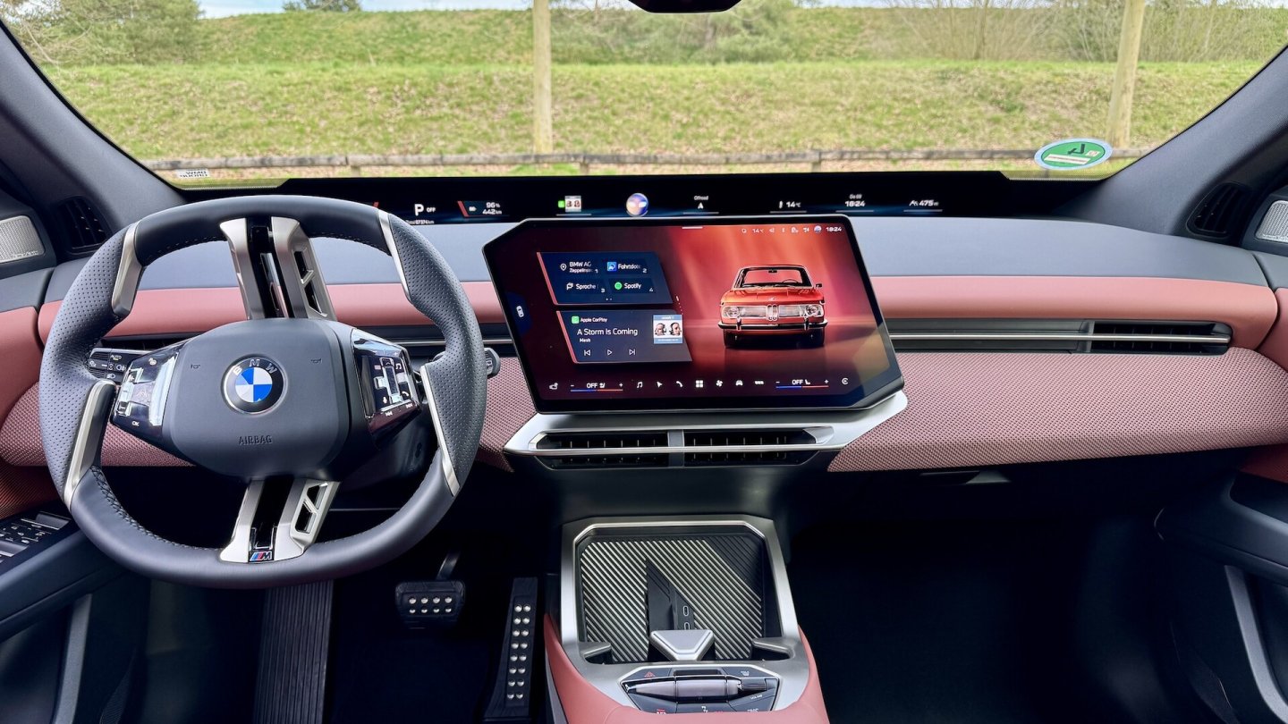 Die braune Veganza-Innenausstattung kostet extra. Das Panoramic-iDrive-Cockpit ist Serie.