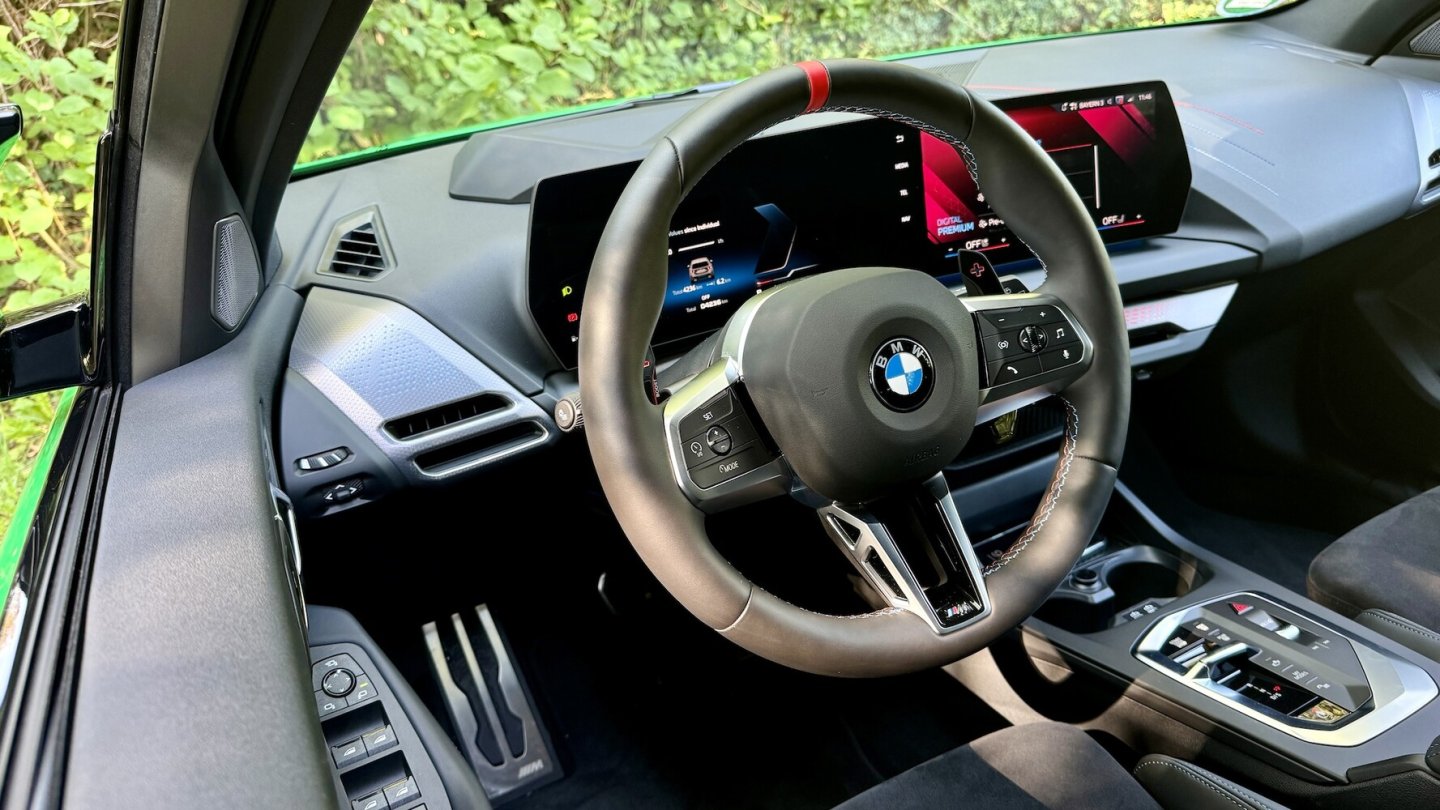 Das optionale Head-up Display bedingt einen hohen Aufbau am Cockpit. Das optionale Head-up Display bedingt einen hohen Aufbau am Cockpit.