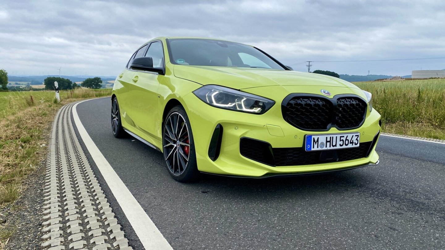 Jüngst wurde der BMW M135i xDrive leicht überarbeitet. Jüngst wurde der BMW M135i xDrive leicht überarbeitet.
