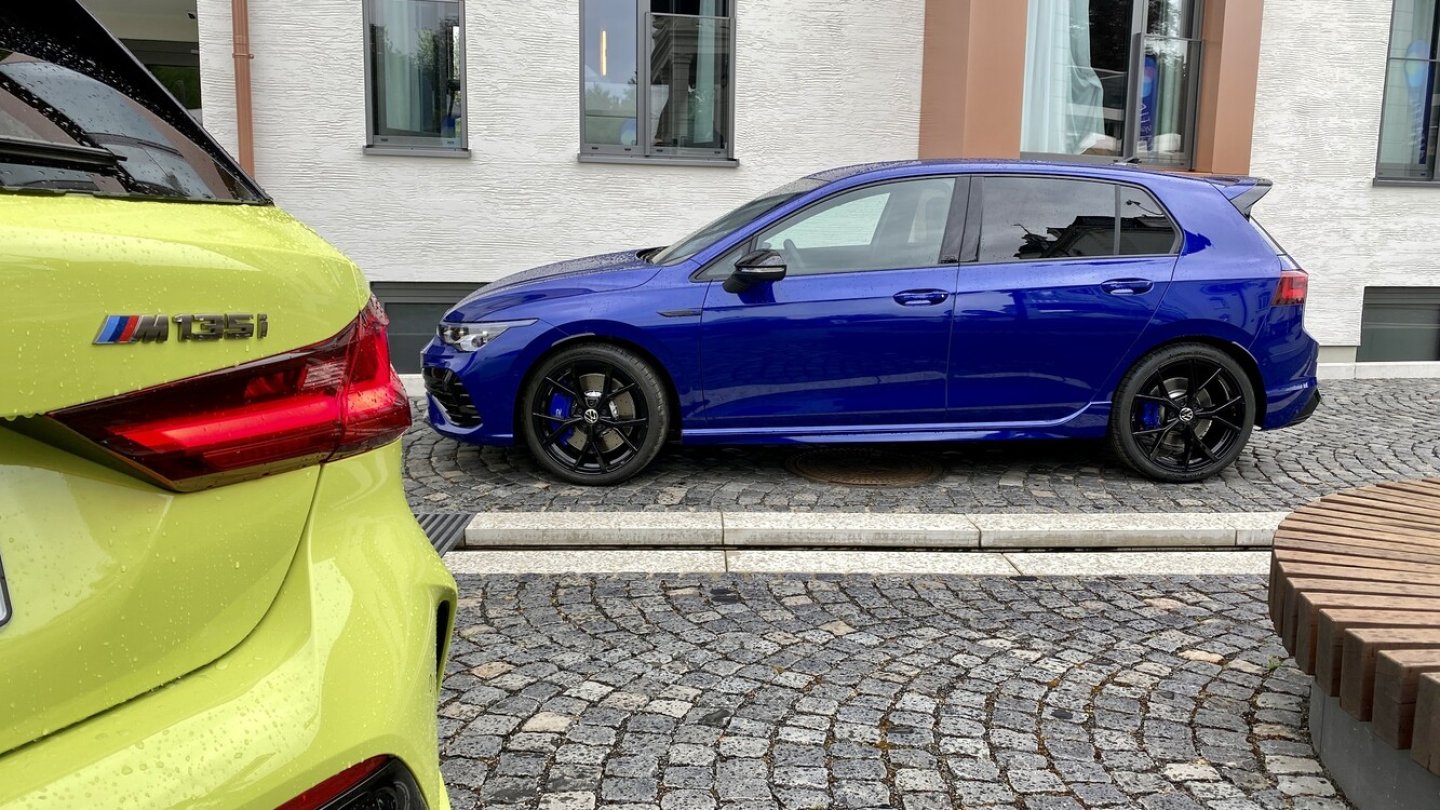 Und jetzt die passende Bildunterschrift: BMW M135i xDrive vor VW Golf R. Und jetzt die passende Bildunterschrift: BMW M135i xDrive vor VW Golf R.
