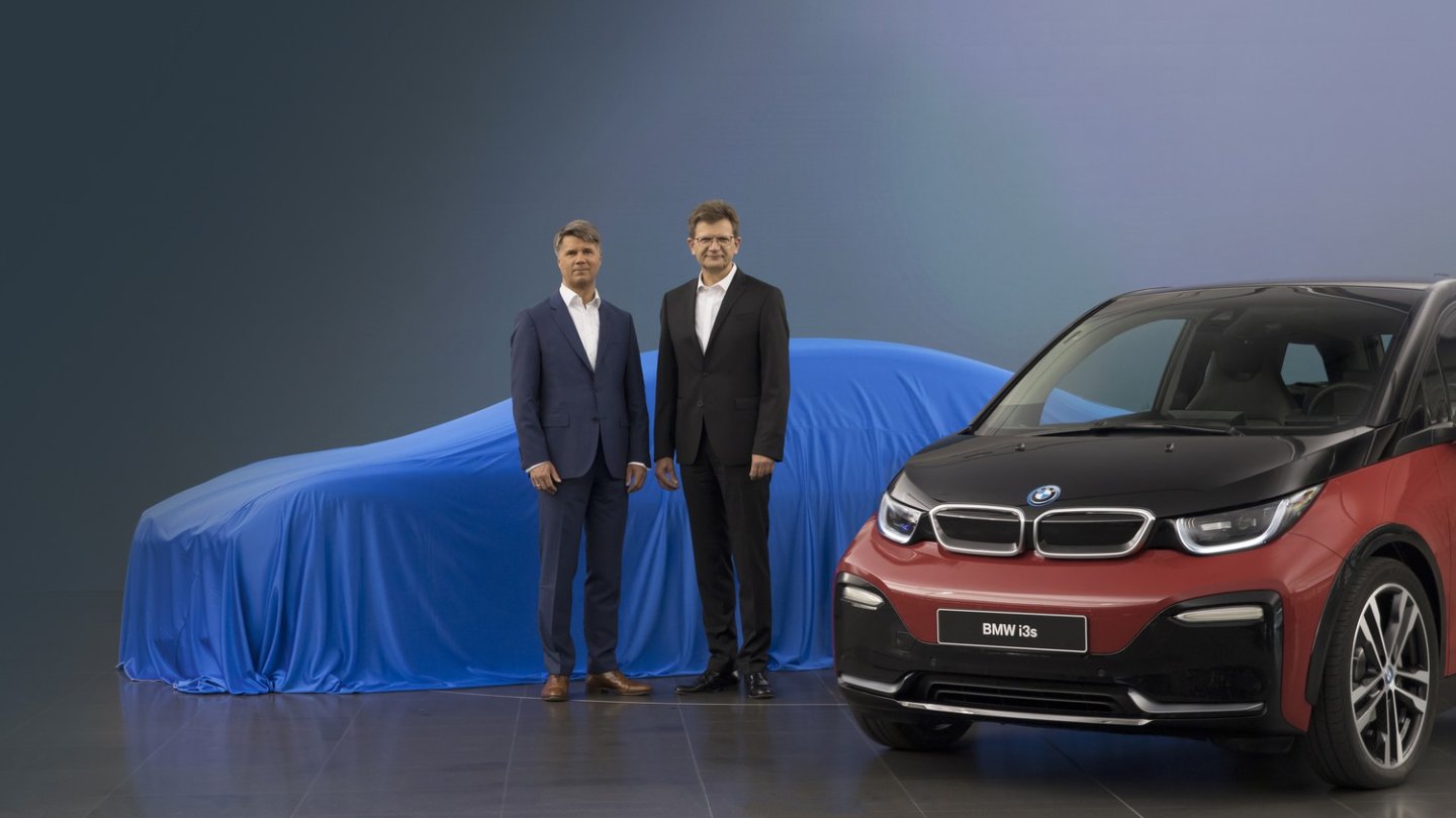 Erst auf der IAA wollen Harald Krüger (l) und Klaus Fröhlich (r) das Tuch ziehen. Erst auf der IAA wollen Harald Krüger (l) und Klaus Fröhlich (r) das Tuch ziehen.
