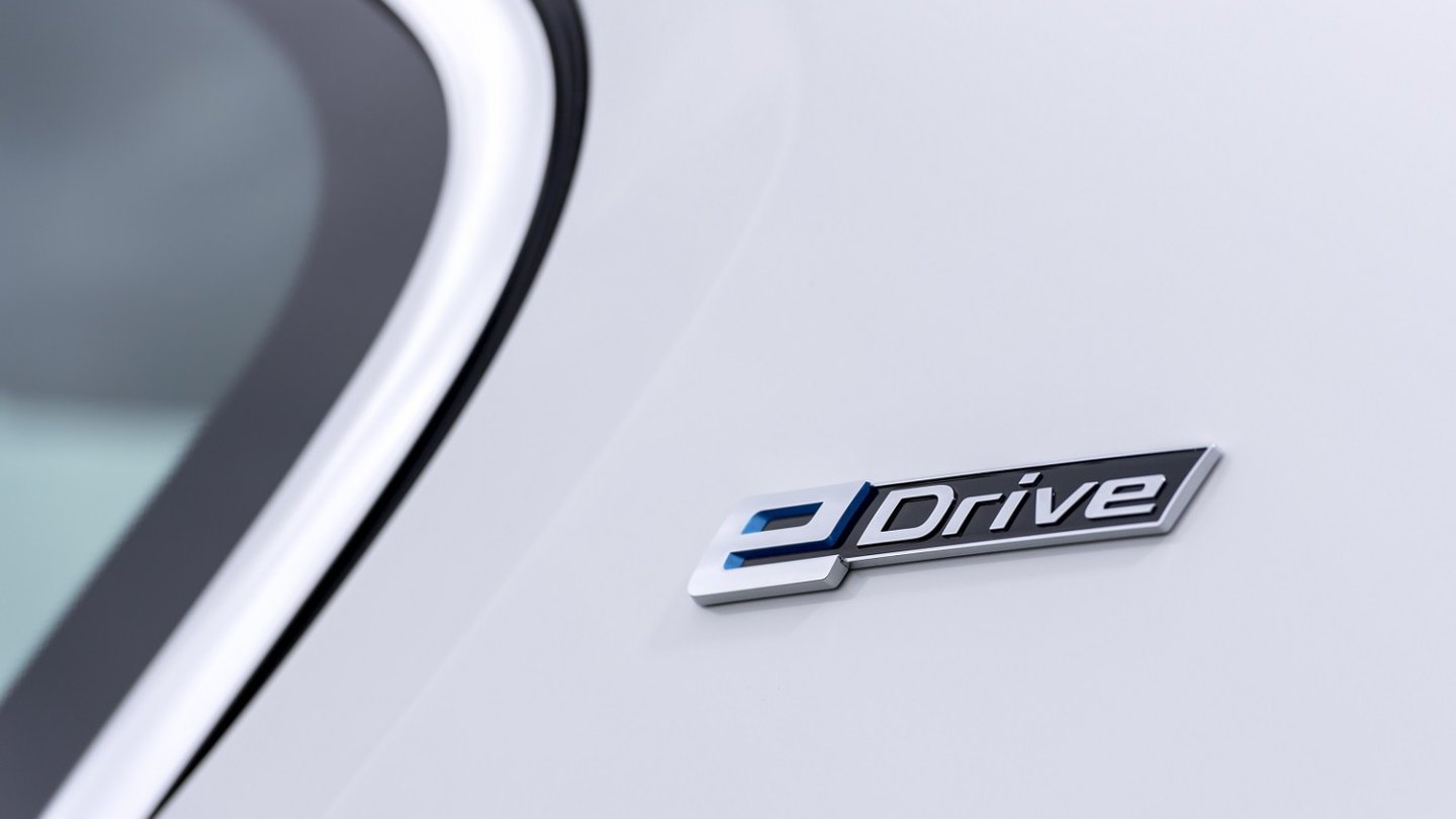 die BMW iPerformance-Modelle tragen eine eDrive-Plakette. Alles klar? die BMW iPerformance-Modelle tragen eine eDrive-Plakette. Alles klar?
