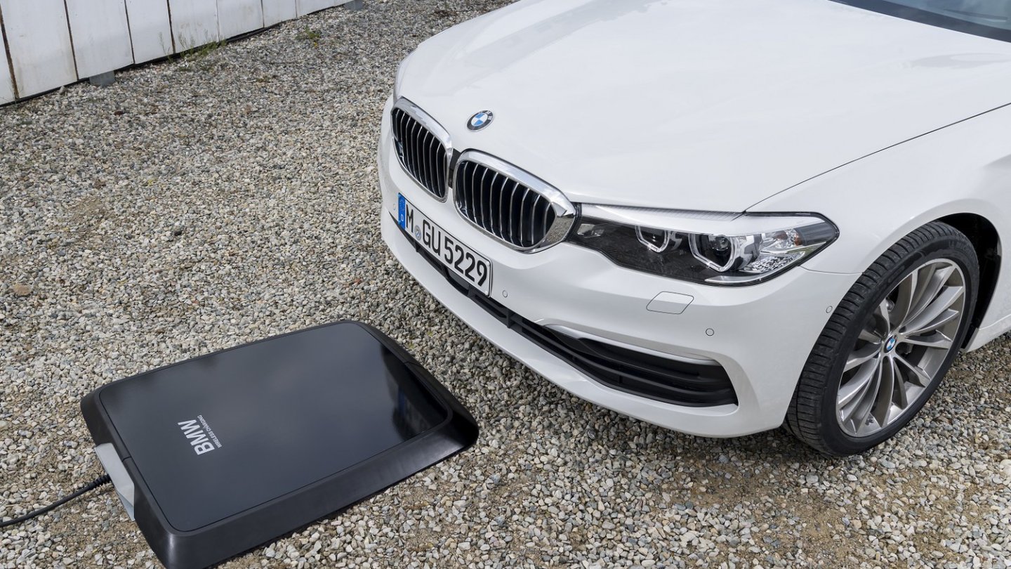 Das Auto muss zum Nachladen über dem GroundPad parken. Das Auto muss zum Nachladen über dem GroundPad parken.
