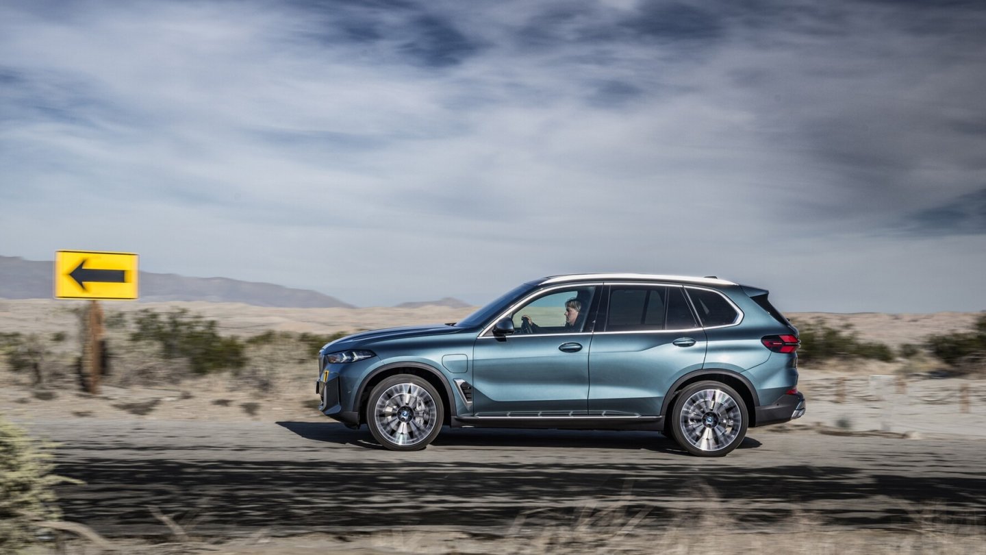 Der neue Plug-in Hybrid X5 xDrive 50e soll bis zu 110 Kilometer weit elektrisch fahren. Der neue Plug-in Hybrid X5 xDrive 50e soll bis zu 110 Kilometer weit elektrisch fahren.