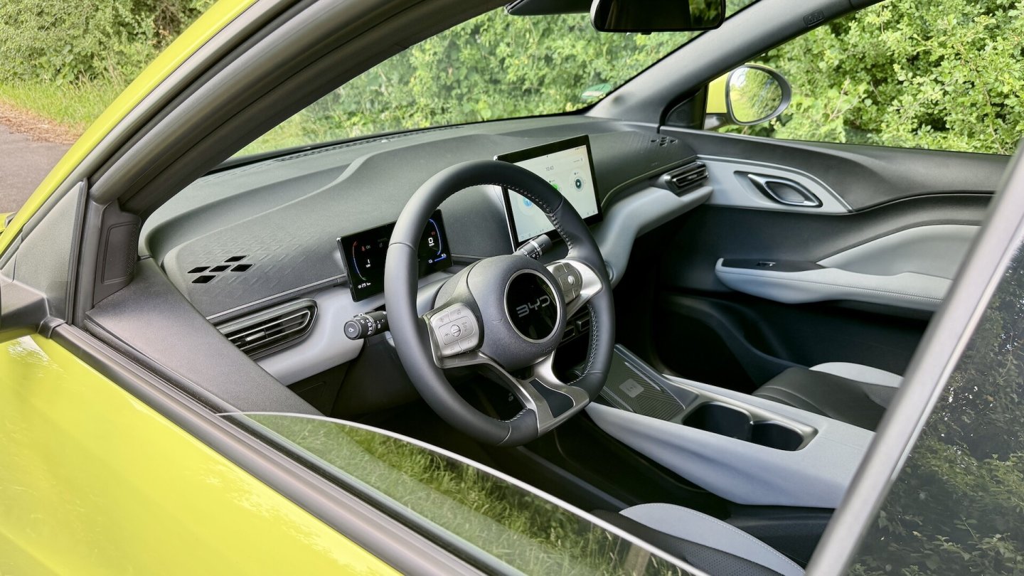 Auch im kleinsten BYD lässt sich das Infotainment-Display drehen.