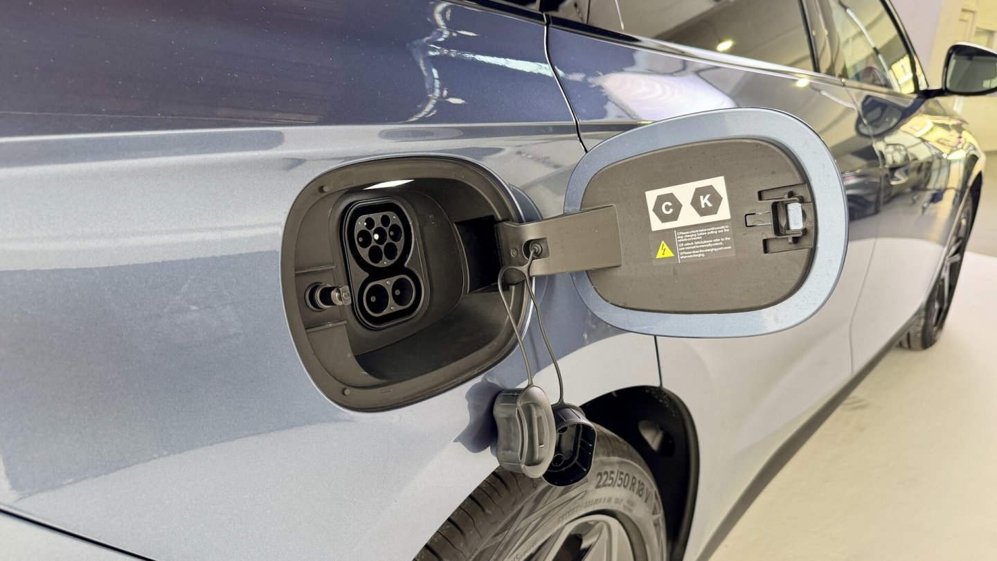 Nur die Comfort-Modelle mit dem 19 kWh großen Akku haben auch einen CCS-Anschluss.