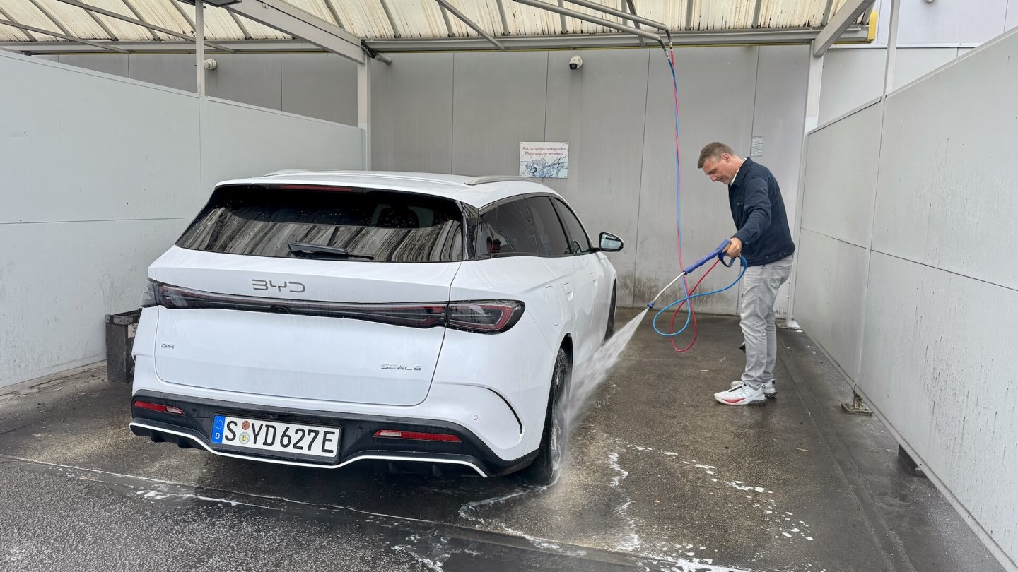 Erster Alltags-Einsatz: Für Fotos und Videos wird der Testwagen am regnerischen Fahrtag gewaschen.