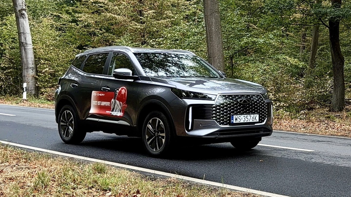Wir konntem mit dem aktuellen Tiggo 4 Hybrid erste Testkilometer sammeln.