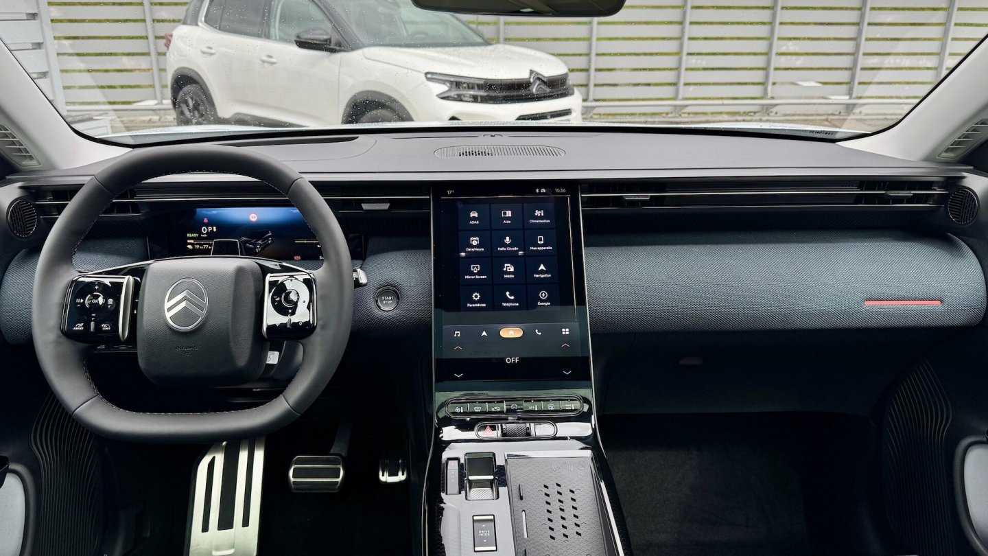 Das vertikal angeordnete Infotainment-Display soll der aktuell größte Monitor im Stellantis-Konzern sein. Das vertikal angeordnete Infotainment-Display soll der aktuell größte Monitor im Stellantis-Konzern sein.