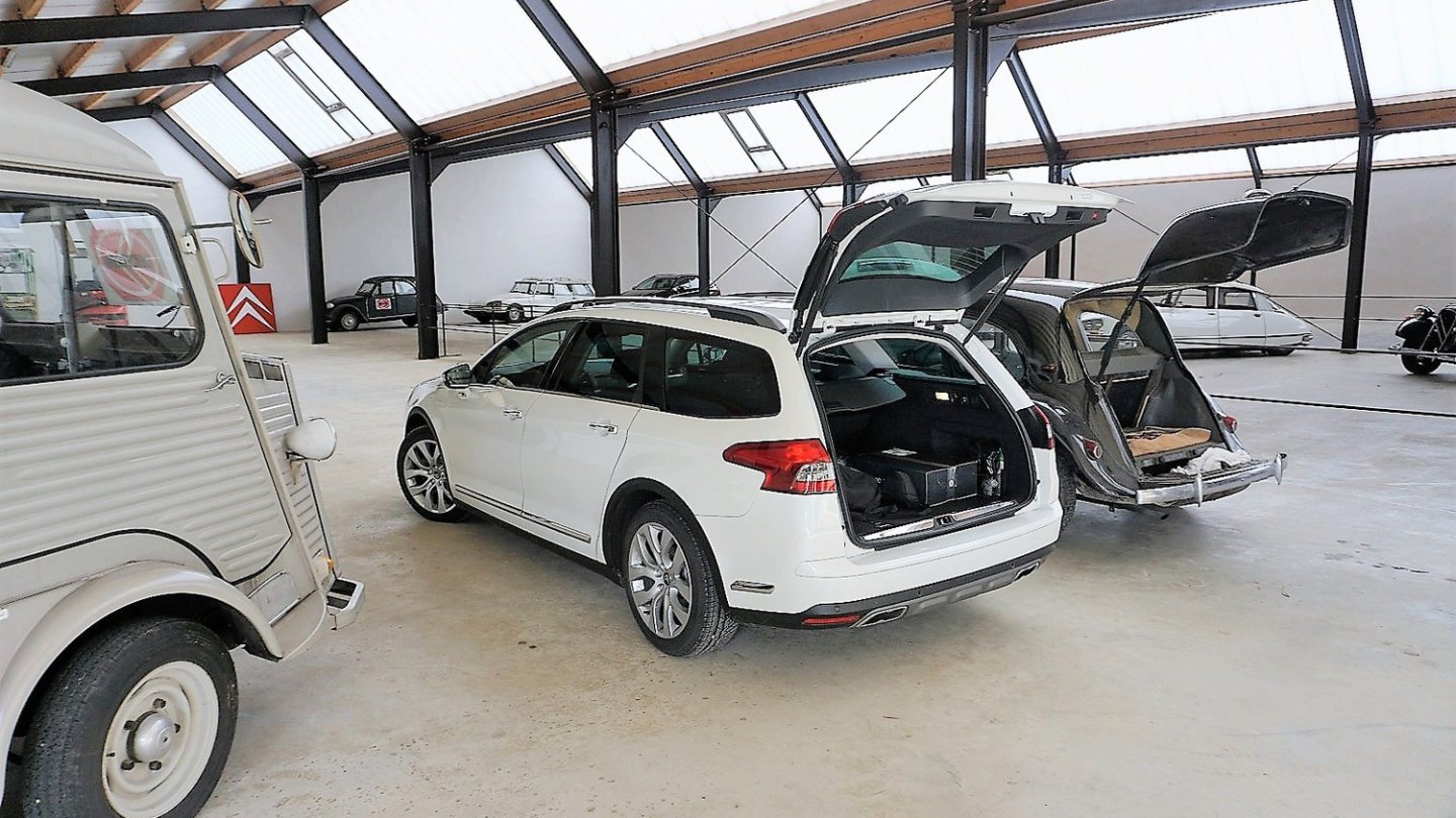Große Heckklappen haben beide: Der Vorfahr 11CV aus den 50ern und der aktuelle C5 Tourer. Große Heckklappen haben beide: Der Vorfahr 11CV aus den 50ern und der aktuelle C5 Tourer.