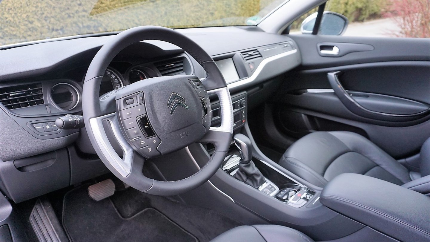Im Cockpit sieht man dem C5 sein Alter an. Die Verarbeitung ist tadellos, nichts klappert oder knarzt. Im Cockpit sieht man dem C5 sein Alter an. Die Verarbeitung ist tadellos, nichts klappert oder knarzt.