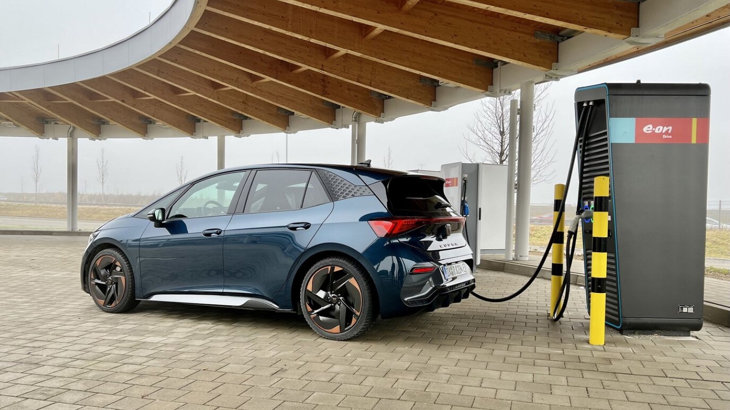 Mit 13 Prozent State-of-Charge erreichten wir am Schnelllader 92 kW. Mit 13 Prozent State-of-Charge erreichten wir am Schnelllader 92 kW.