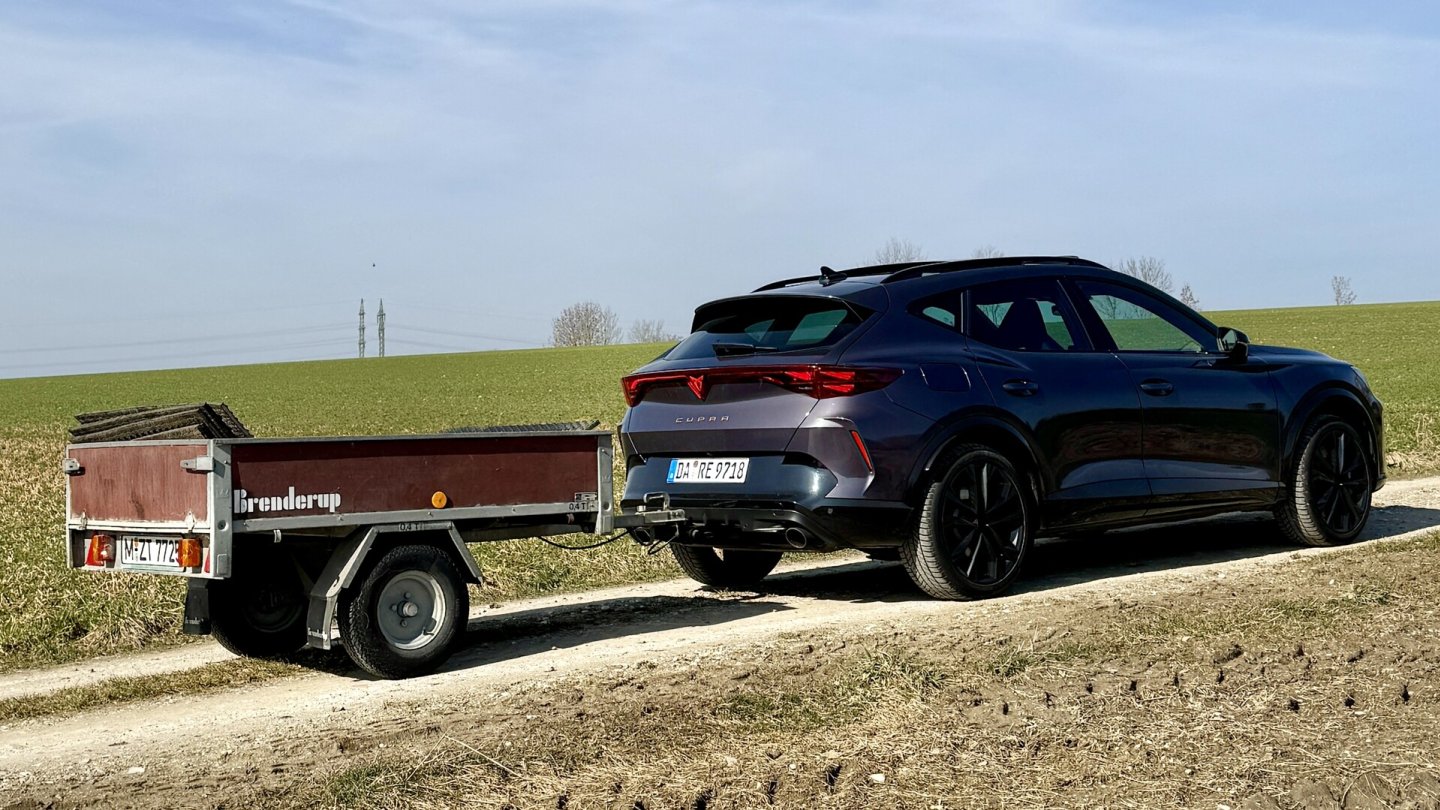 Die optionale Anhängerkupplung klappt auf Knopfdruck aus und lässt sich mit dem Fuß arretieren.