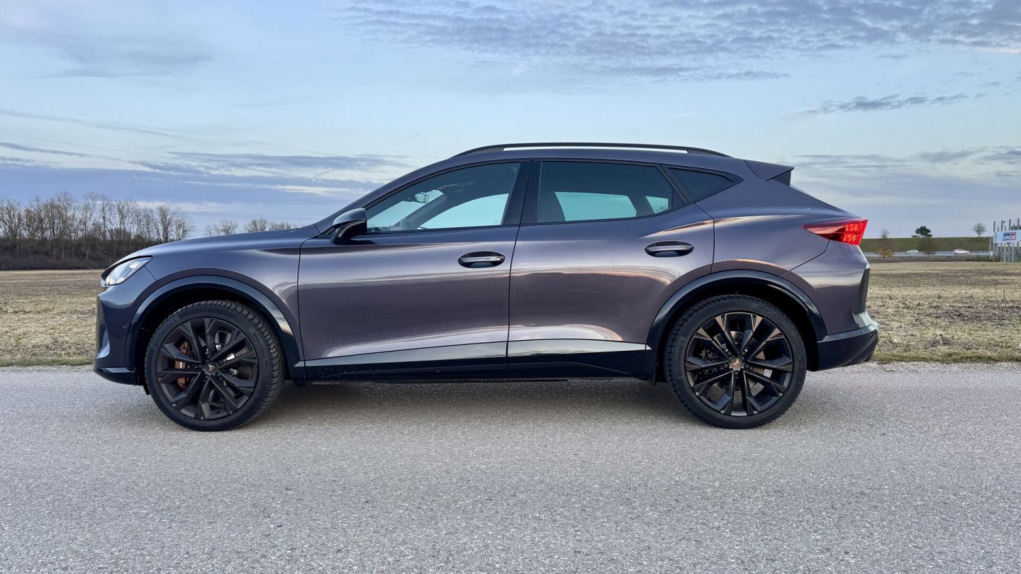 Die Lackfarbe test Testwagens heißt Dark Void.