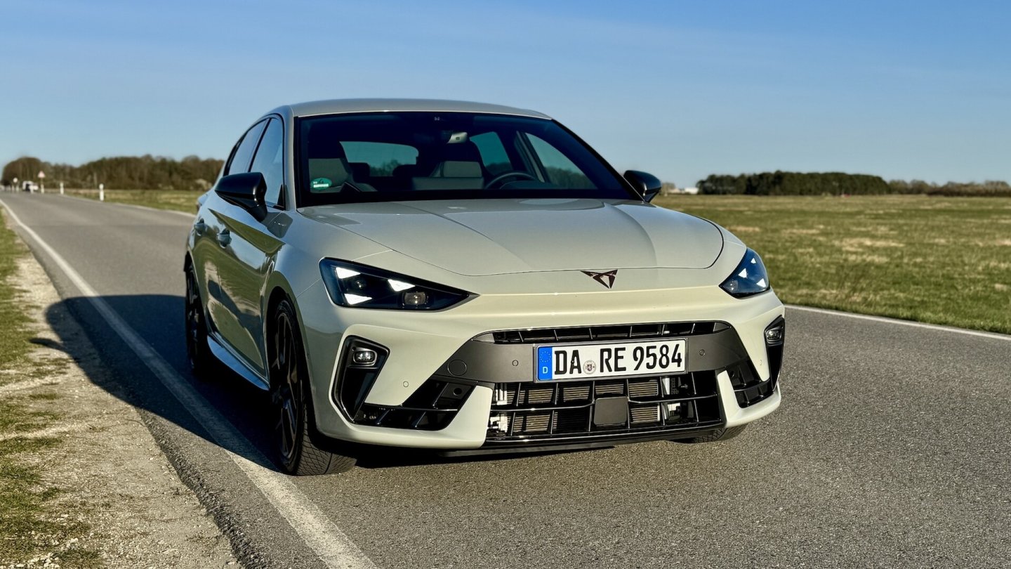 Die Matrix-LED-Scheinwerfer zeigen eine dreiteilige Tagfahrlicht-Signatur. Die Matrix-LED-Scheinwerfer zeigen eine dreiteilige Tagfahrlicht-Signatur.