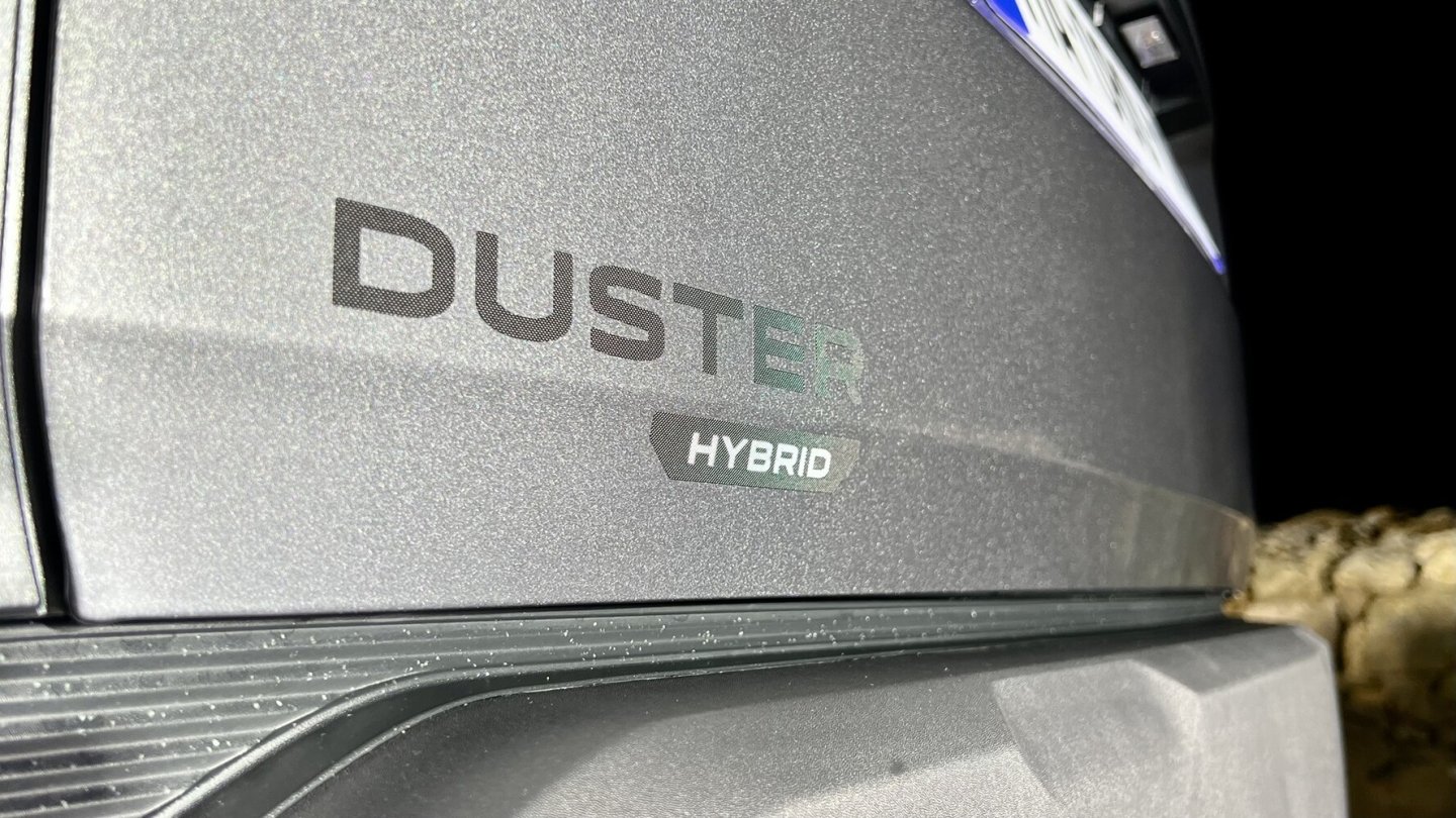 Erstmals gibt es den Dacia Duster auch als Hybrid. Erstmals gibt es den Dacia Duster auch als Hybrid.