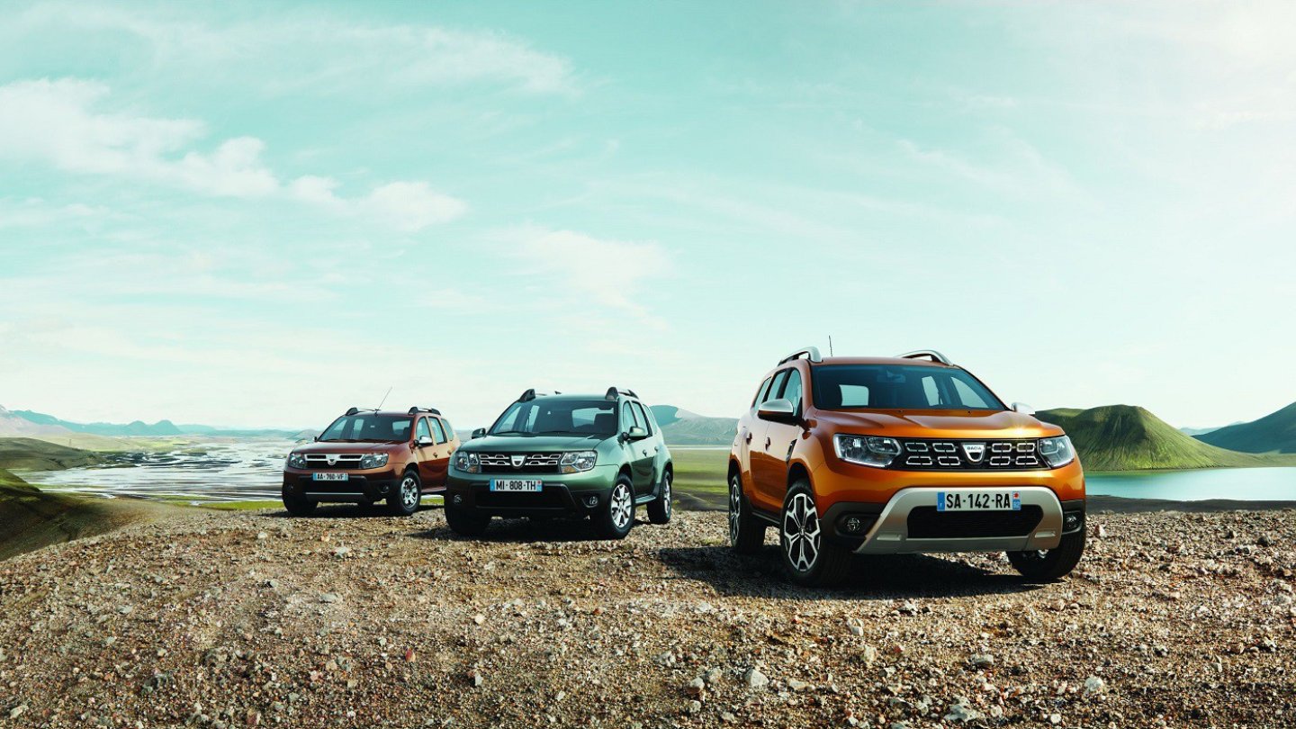 Links der Vorgänger samt Faceliftmodell, rechts der neue Duster. Links der Vorgänger samt Faceliftmodell, rechts der neue Duster.