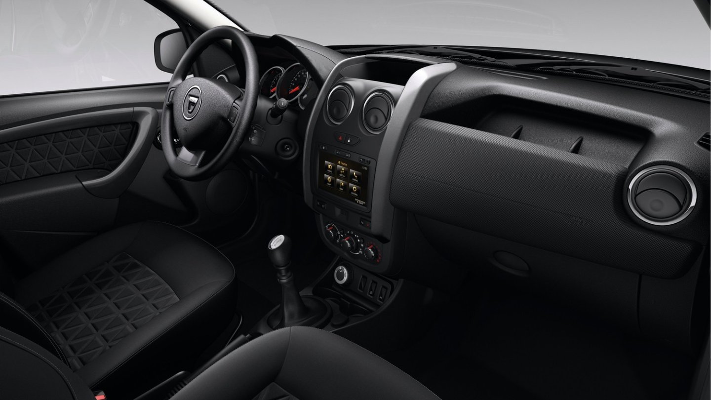 Der Innenraum des Duster Blackshadow mit serienmäßigen Infotaimment-Modul. Der Innenraum des Duster Blackshadow mit serienmäßigen Infotaimment-Modul.
