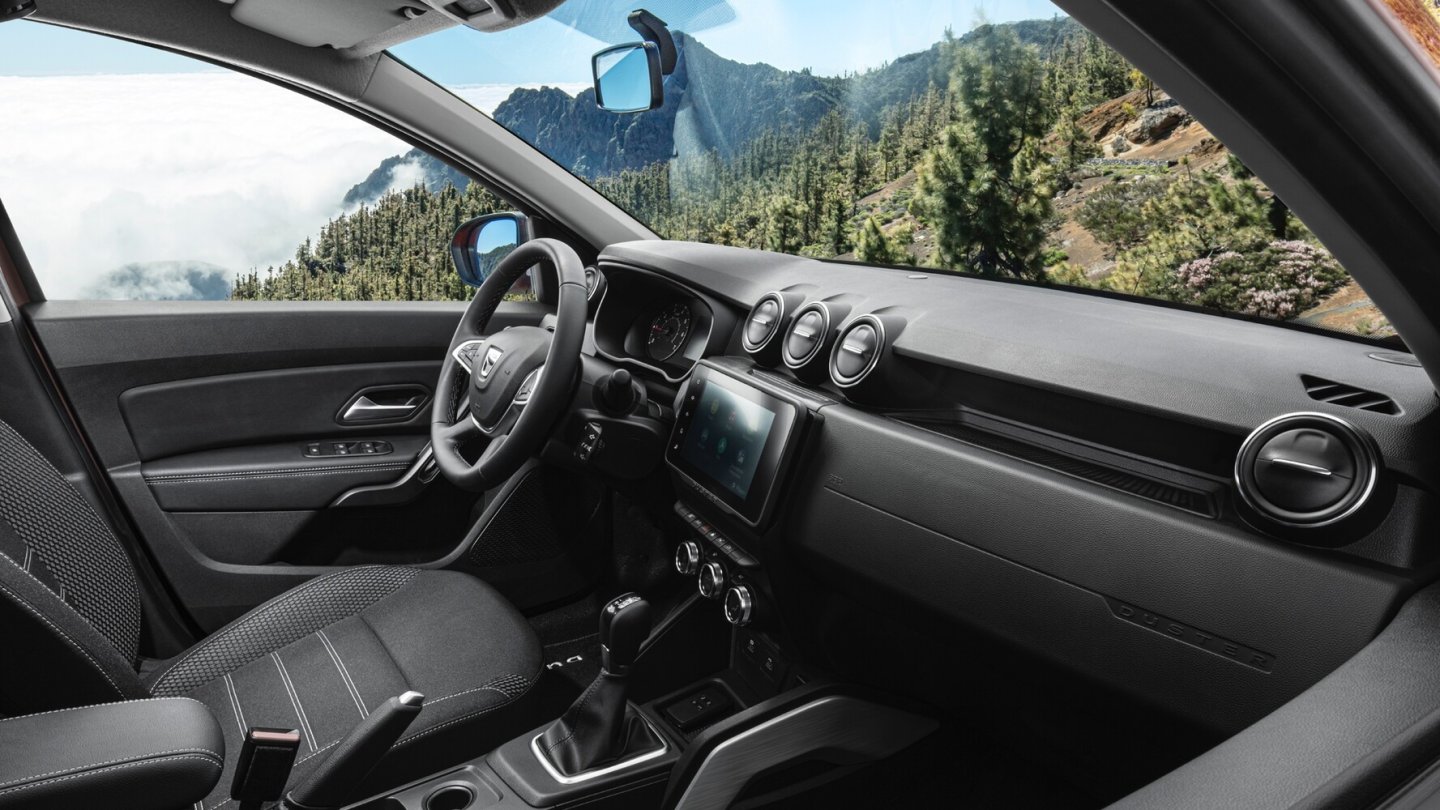 Neue Polsterungen und Stoffe spendiert Dacia dem Innenraum. Neue Polsterungen und Stoffe spendiert Dacia dem Innenraum.