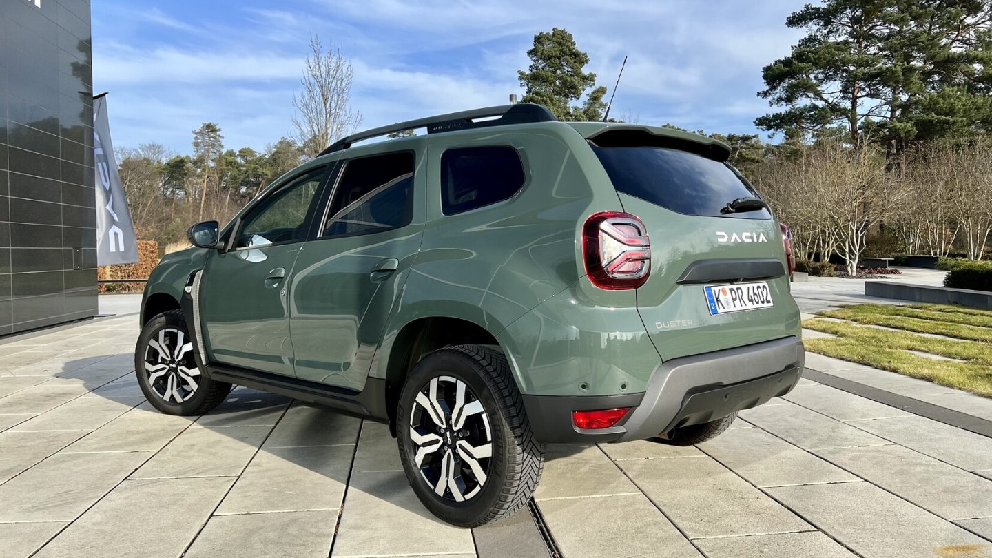 Am Heck trägt der Duster seit Ende 2022 den neuen Markenschriftzug. Am Heck trägt der Duster seit Ende 2022 den neuen Markenschriftzug.