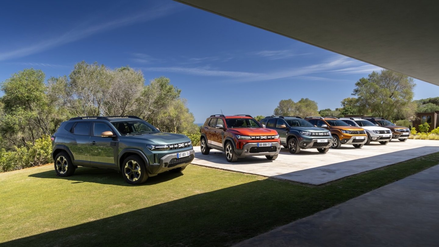 Die Dacia-Duster-Evolution. Links die aktuelle Generation des Bestsellers. Die Dacia-Duster-Evolution. Links die aktuelle Generation des Bestsellers.
