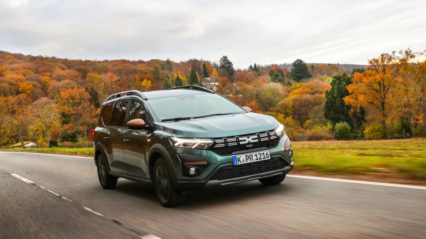 Platz und Komfort für bis zu sieben Personen: Der Dacia Jogger. Platz und Komfort für bis zu sieben Personen: Der Dacia Jogger.