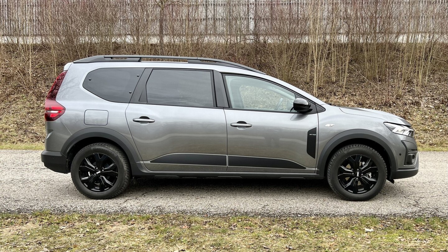 Der Hybridantrieb erledigt seine Arbeit im Jogger zuverlässig, wenn auch nicht ganz leise. Der Hybridantrieb erledigt seine Arbeit im Jogger zuverlässig, wenn auch nicht ganz leise.