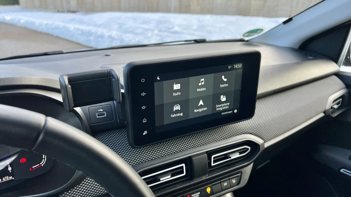 Gut platzierter, aber wackliger Smartphone-Halter im Armaturenbrett. Gut platzierter, aber wackliger Smartphone-Halter im Armaturenbrett.