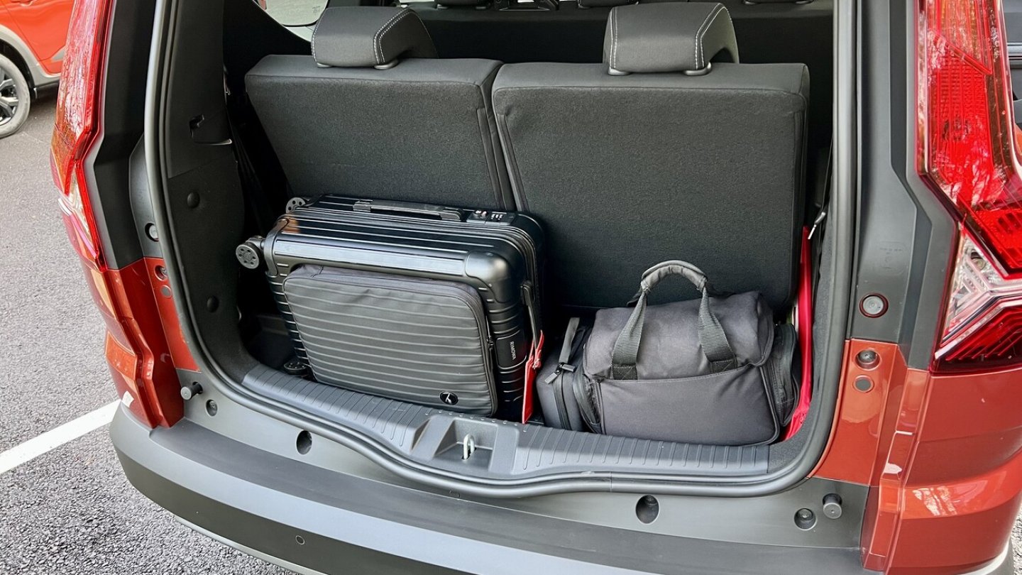 Auch den Dacia Jogger Hybrid 140 wird es optional als Siebensitzer geben. Auch den Dacia Jogger Hybrid 140 wird es optional als Siebensitzer geben.