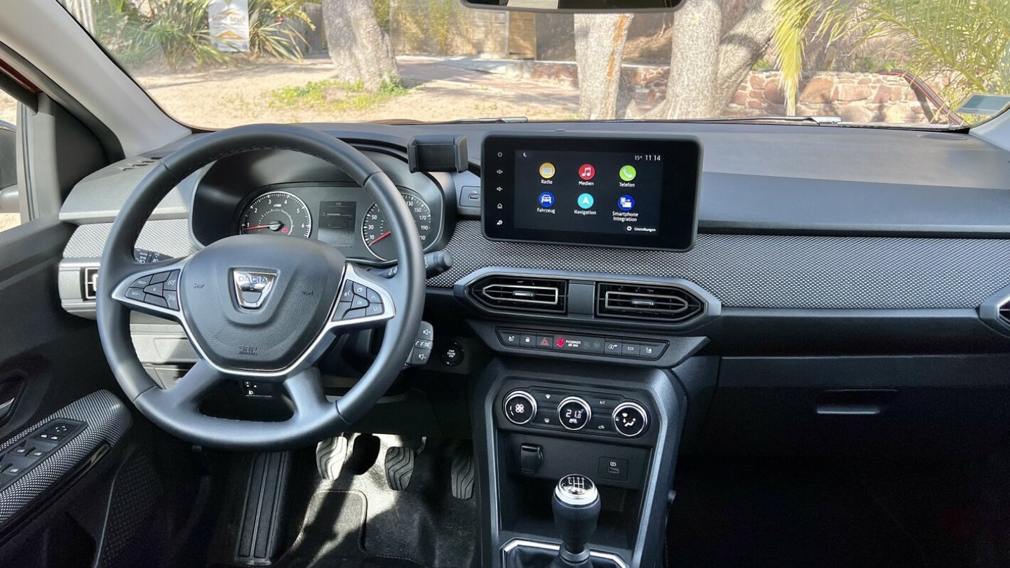 Das Cockpit im Dacia Jogger ist aus dem Sandero bekannt. Das Cockpit im Dacia Jogger ist aus dem Sandero bekannt.