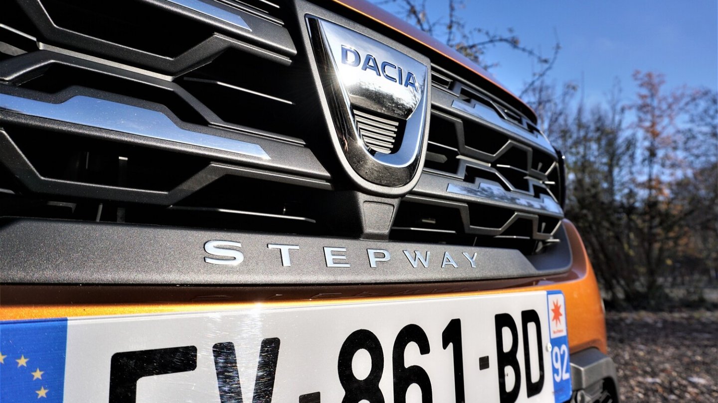Der Dacia Sandero Stepway trägt seinen Namen im Kühlergrill. Der Dacia Sandero Stepway trägt seinen Namen im Kühlergrill.