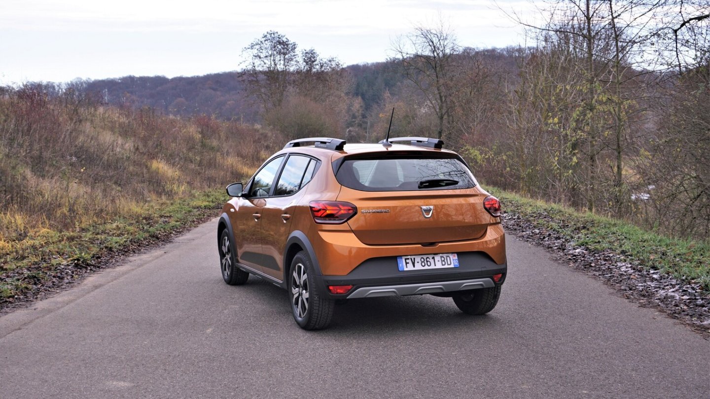 Vor allem am Heck erinnert der neue Sandero an den Konzernbruder Renault Clio. Vor allem am Heck erinnert der neue Sandero an den Konzernbruder Renault Clio.