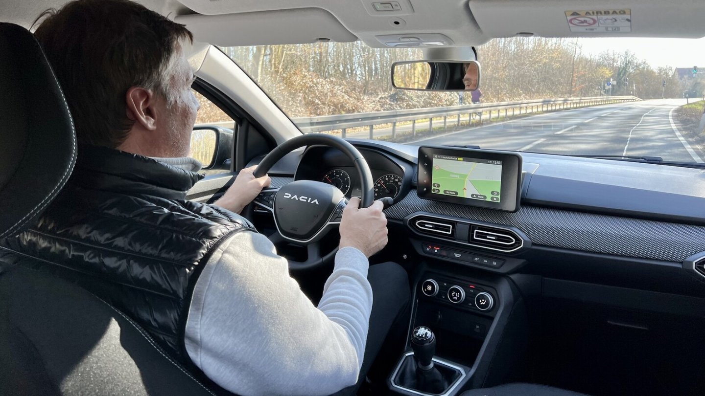 Der Dacia Sandero hat eine sehr schluckfreudige Federung. Nur der Fahrersitz ist nicht sehr bequem. Der Dacia Sandero hat eine sehr schluckfreudige Federung. Nur der Fahrersitz ist nicht sehr bequem.