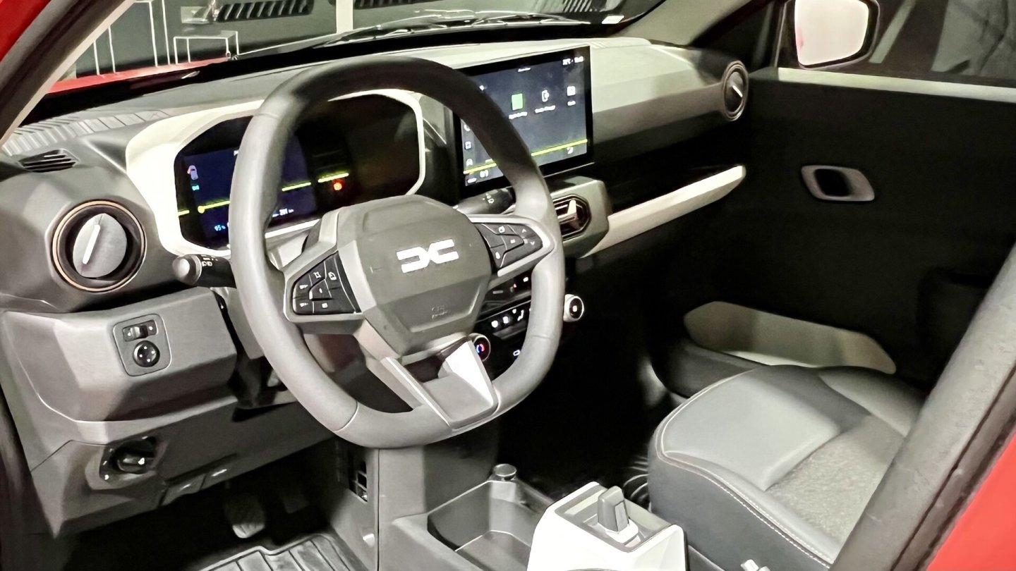 Das Cockpit des Dacia Spring wurde mit der letzten Überarbeitung modernisiert. Das Cockpit des Dacia Spring wurde mit der letzten Überarbeitung modernisiert.