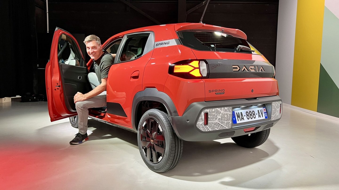Im zweiten Halbjahr 2024 rollt der Dacia Spring zu den Händlern und auf die Straße. Im zweiten Halbjahr 2024 rollt der Dacia Spring zu den Händlern und auf die Straße.