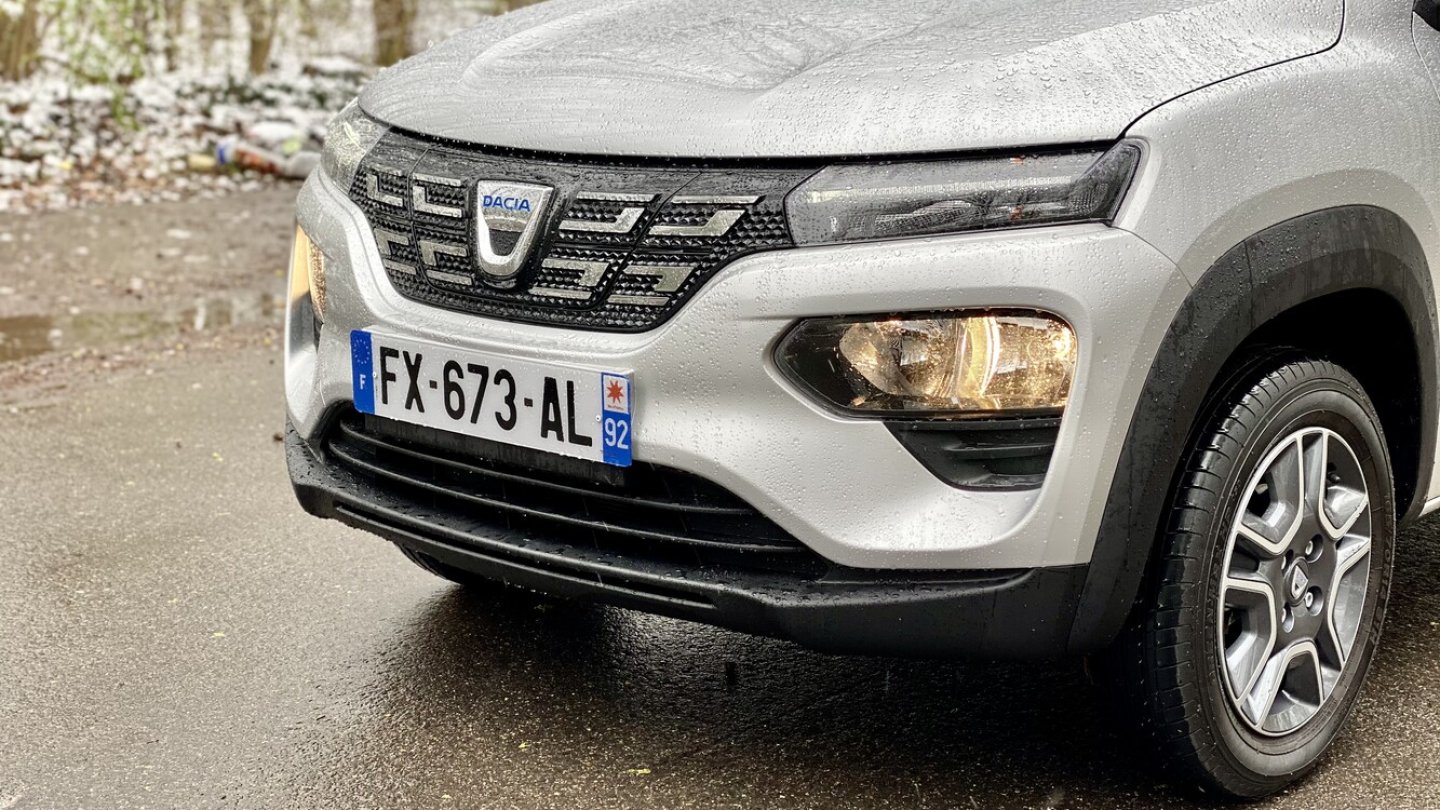 LED gibt es nur fürs Tagfahrlicht darunter liegen die Hauptscheinwerfer. LED gibt es nur fürs Tagfahrlicht darunter liegen die Hauptscheinwerfer.