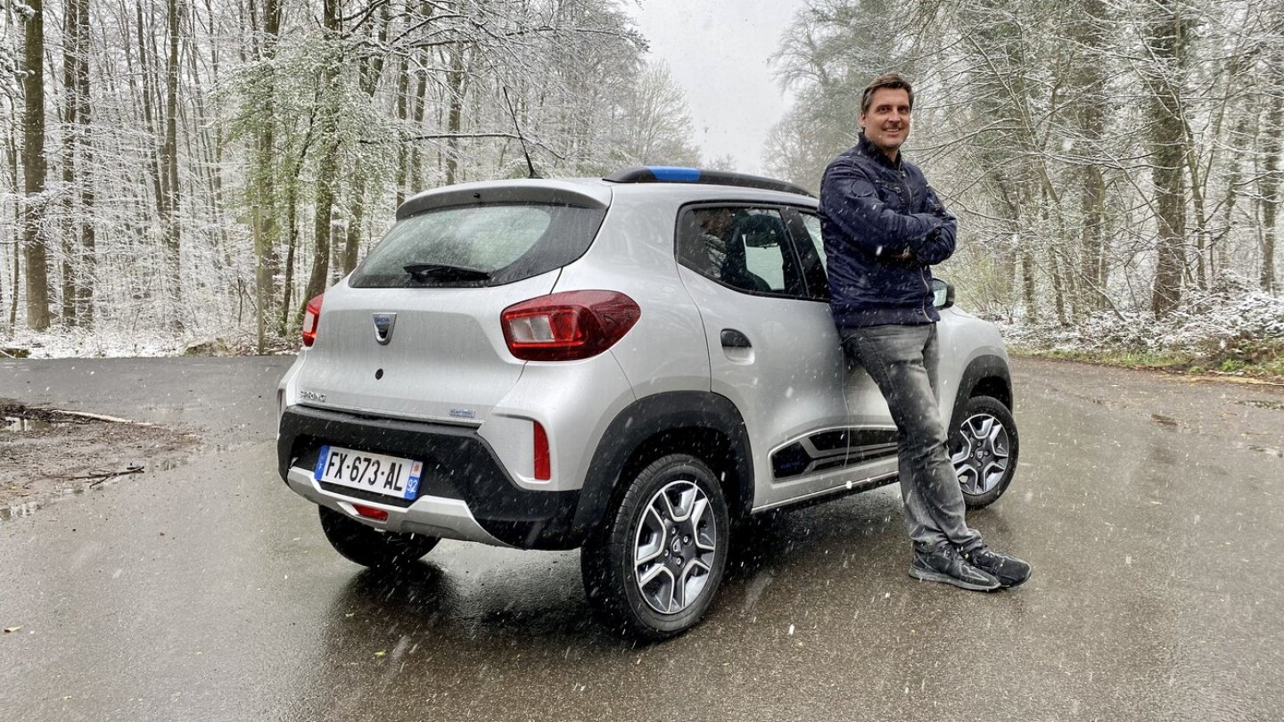 Licht und Schatten am und im Auto. Schneeflocken drumherum. Licht und Schatten am und im Auto. Schneeflocken drumherum.