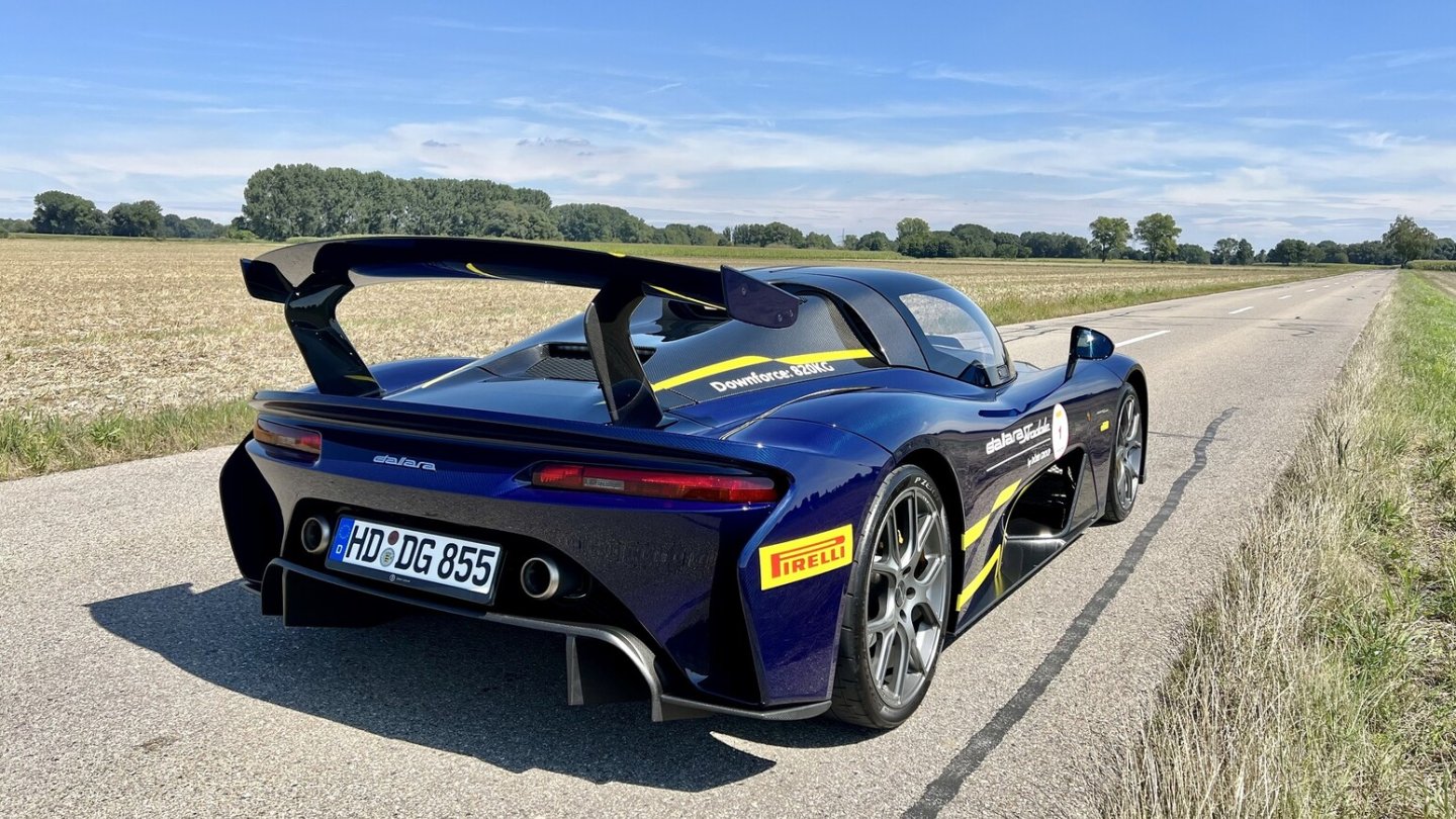 Das Auto. Ich. Und eine gesperrte Landstraße. Was für ein Spaß! Das Auto. Ich. Und eine gesperrte Landstraße. Was für ein Spaß!