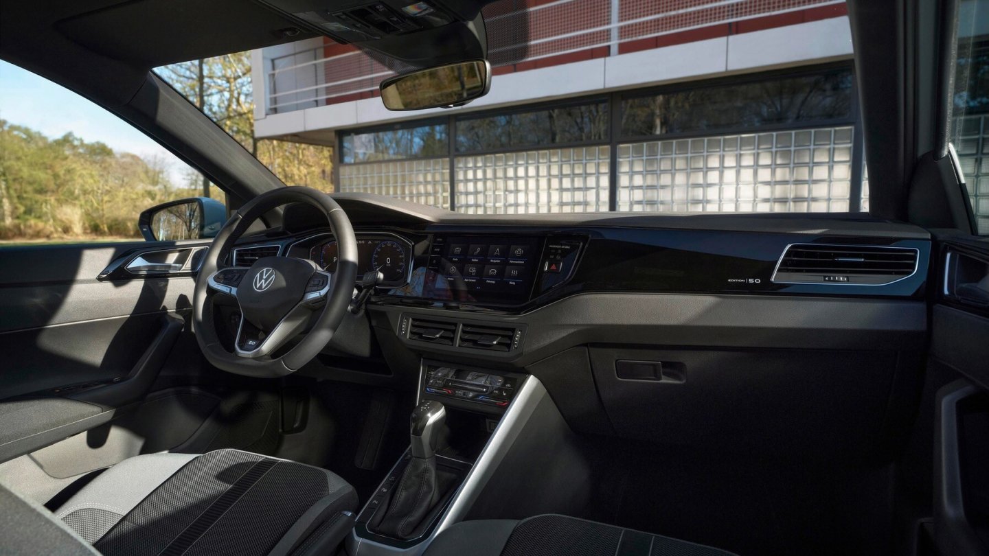 Das Polo-Cockpit ist bekannt, im Sondermodell blitzen ein paar Chrom-Dekore um die Wette.