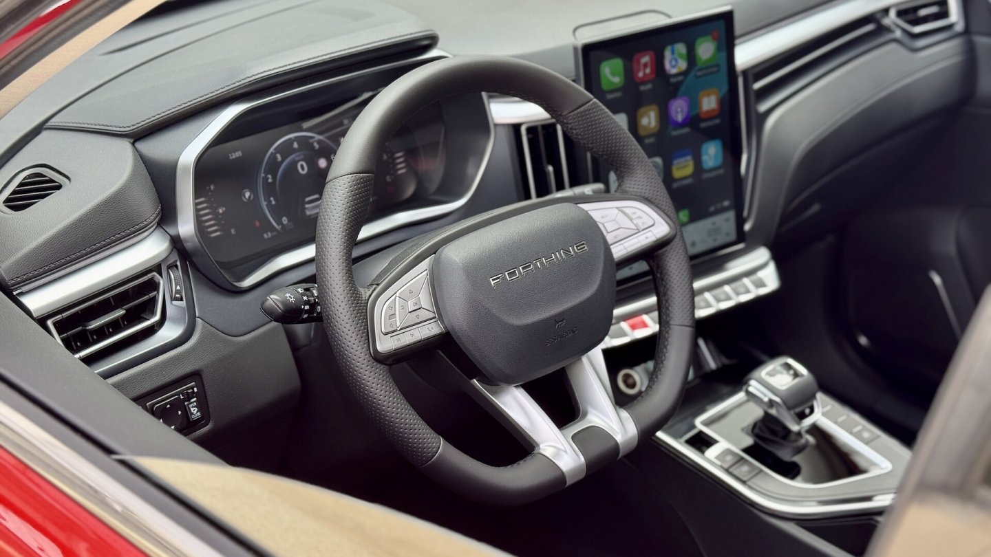 Auf dem Hochkant-Display können auch Inhalte von Apple CarPlay angezeigt werden. Auf dem Hochkant-Display können auch Inhalte von Apple CarPlay angezeigt werden.