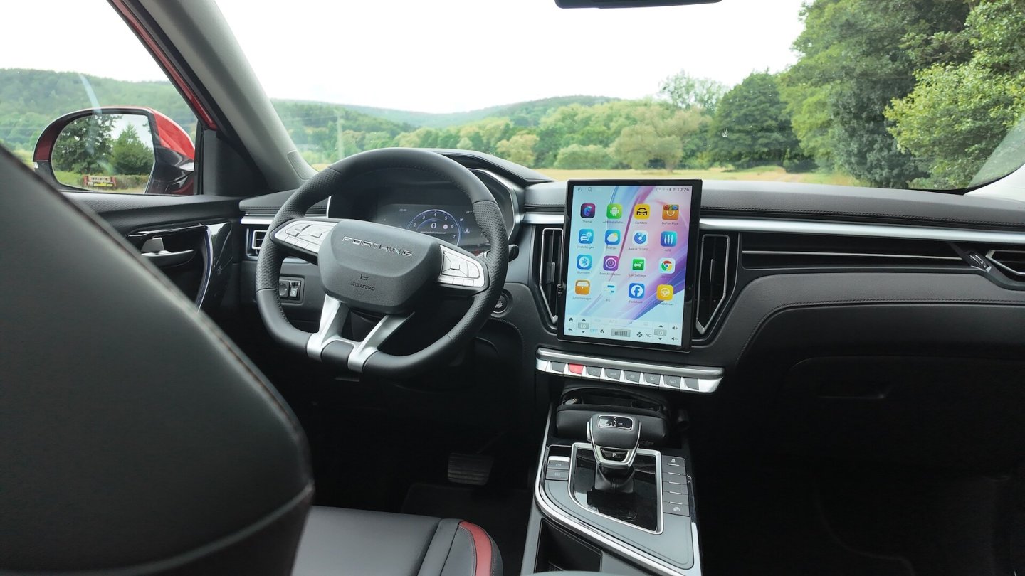 Das Touchscreen-Display steht hochkant im Cockpit des DFM Forthing 3. Das Touchscreen-Display steht hochkant im Cockpit des DFM Forthing 3.
