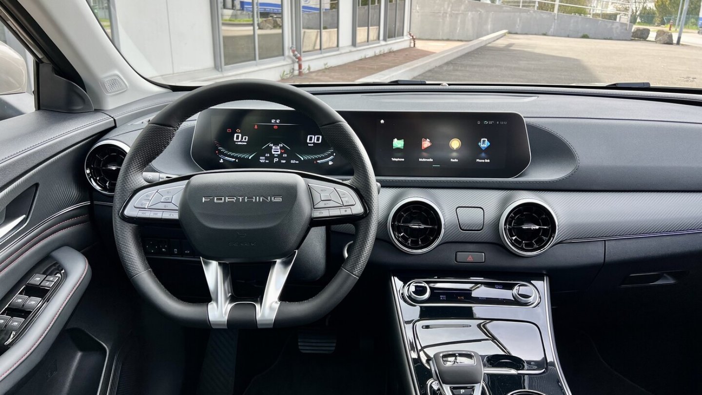 Modernes Cockpit mit großen Displays, aber nicht vollumfänglicher Connectivity. Modernes Cockpit mit großen Displays, aber nicht vollumfänglicher Connectivity.